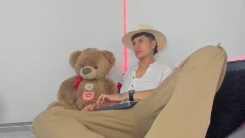 Snapshot of mateo_escobar chatting on 10-20-25, 02:12 mateo_escobar online show from 10-20-25, 02:12