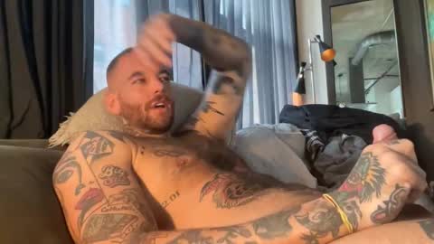 Snapshot of mathewloyal chatting on 10-29-25, 08:43 Mat Loyal online show from 10-29-25, 08:43