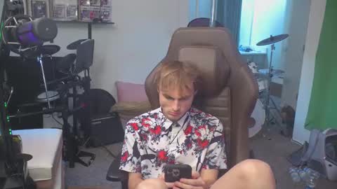 Snapshot of mattcashxxx chatting on 09-15-25, 01:05 Matt Cash online show from 09-15-25, 01:05