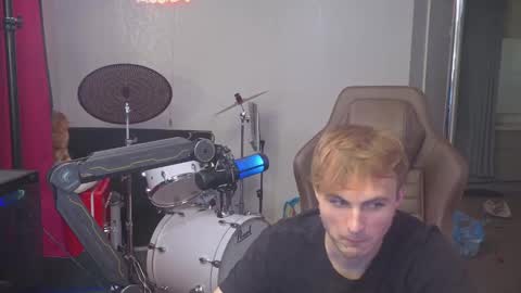 Snapshot of mattcashxxx chatting on 09-28-25, 01:11 Matt Cash online show from 09-28-25, 01:11