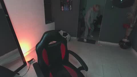 mattias     online show from 03-06-25, 04:30