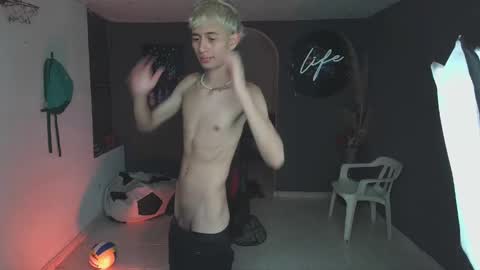 mattias     online show from 03-12-25, 01:36