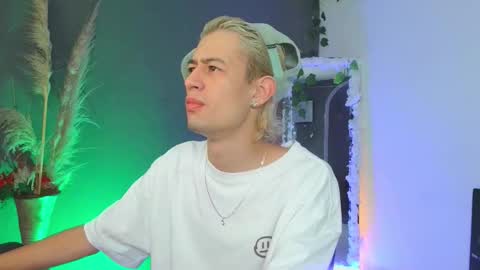 mattias     online show from 10-06-25, 01:58