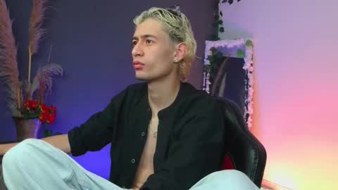 mattias     online show from 10-19-25, 02:23