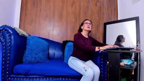Snapshot of mature_beautiful chatting on 01-15-25, 12:25 Lucy online show from 01-15-25, 12:25