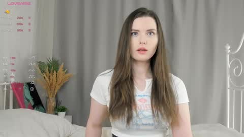 Snapshot of maudhaskell chatting on 02-26-25, 07:16 Lily online show from 02-26-25, 07:16