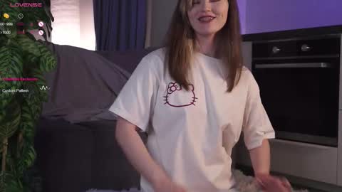 Snapshot of maudhaskell chatting on 09-27-25, 06:24 Lily online show from 09-27-25, 06:24