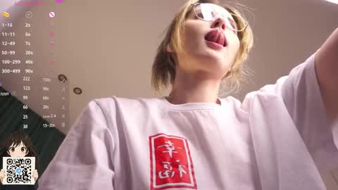 Snapshot of maudhaskell chatting on 12-15-25, 04:22 Lily online show from 12-15-25, 04:22