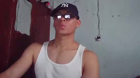 Snapshot of maurodirty chatting on 12-03-25, 10:52 Mauro online show from 12-03-25, 10:52