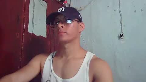 Snapshot of maurodirty chatting on 12-04-25, 08:50 Mauro online show from 12-04-25, 08:50