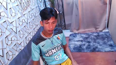 Snapshot of maxiebunny99 chatting on 02-08-25, 03:41 Reyn online show from 02-08-25, 03:41