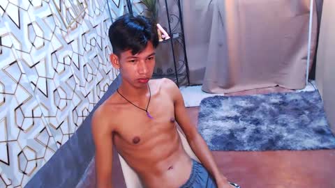 Snapshot of maxiebunny99 chatting on 02-08-25, 04:04 Reyn online show from 02-08-25, 04:04