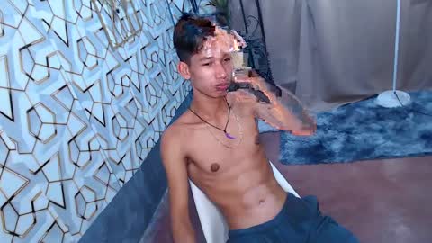 Snapshot of maxiebunny99 chatting on 02-11-25, 12:58 Reyn online show from 02-11-25, 12:58