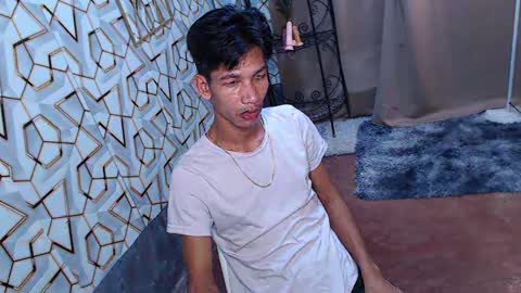 Snapshot of maxiebunny99 chatting on 02-16-25, 01:49 Reyn online show from 02-16-25, 01:49