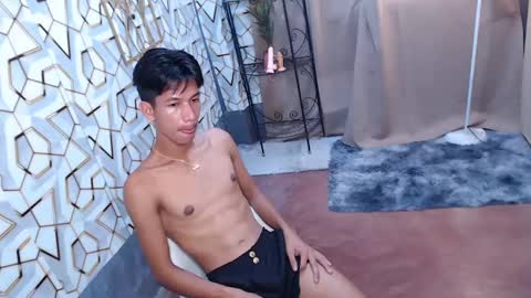 Snapshot of maxiebunny99 chatting on 02-20-25, 06:02 Reyn online show from 02-20-25, 06:02