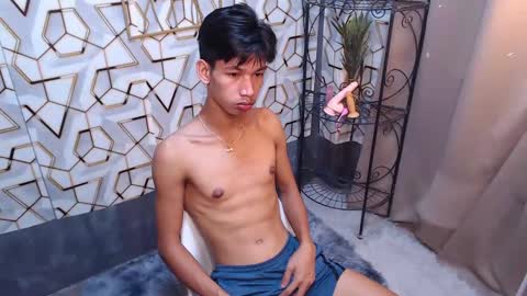 Snapshot of maxiebunny99 chatting on 02-22-25, 06:41 Reyn online show from 02-22-25, 06:41