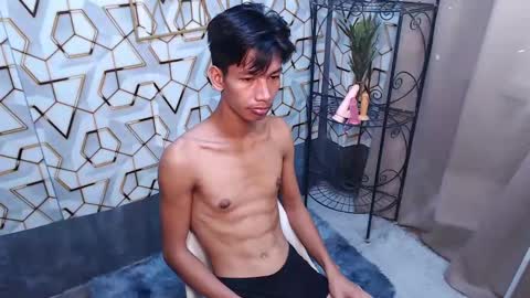 Snapshot of maxiebunny99 chatting on 02-24-25, 11:52 Reyn online show from 02-24-25, 11:52