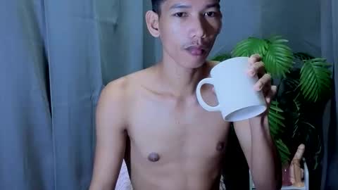 Snapshot of maxiebunny99 chatting on 10-05-25, 10:18 Reyn online show from 10-05-25, 10:18