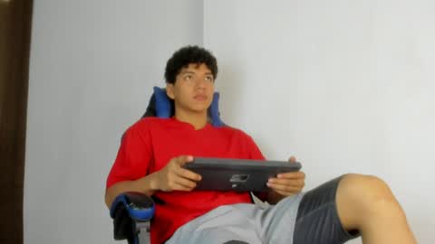 Snapshot of maximiliano_kh4lil chatting on 06-17-26, 11:56 Maximiliano online show from 06-17-26, 11:56