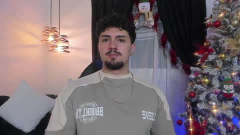 Snapshot of maximo_rodriguez chatting on 12-11-24, 10:03 Maximo online show from 12-11-24, 10:03