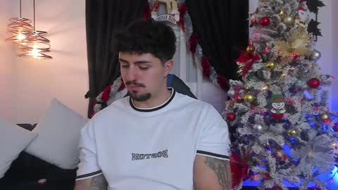 Snapshot of maximo_rodriguez chatting on 12-14-24, 06:35 Maximo online show from 12-14-24, 06:35