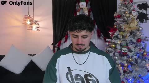 Snapshot of maximo_rodriguez chatting on 12-30-24, 02:42 Maximo online show from 12-30-24, 02:42