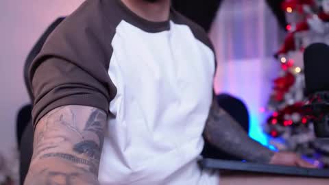 Snapshot of maximo_rodriguez chatting on 12-23-25, 05:27 Maximo online show from 12-23-25, 05:27