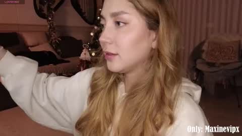 Maxine online show from 12-19-25, 01:12