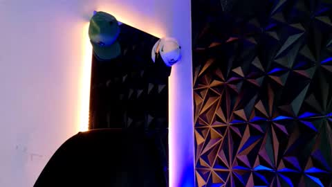 MAX online show from 10-22-25, 07:35