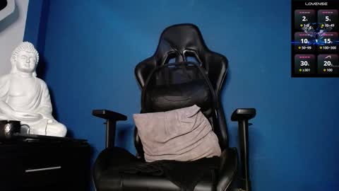 Snapshot of maxxxpowerful chatting on 10-27-25, 04:11 maxxxpowerful online show from 10-27-25, 04:11