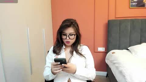 Mia online show from 03-12-25, 03:46