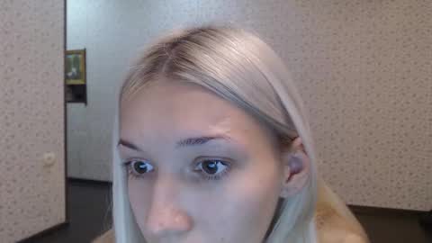 Snapshot of maybe_doll chatting on 10-09-25, 06:17 maybe_doll online show from 10-09-25, 06:17