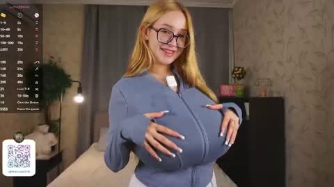 Snapshot of maybellebyone chatting on 07-05-26, 05:53 Milina online show from 07-05-26, 05:53