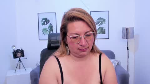 Mailyn online show from 02-08-25, 02:04