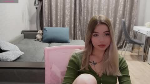 Snapshot of maymallorie chatting on 11-18-25, 11:37 may online show from 11-18-25, 11:37