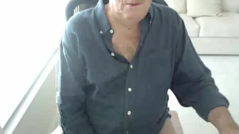 Snapshot of mbeastie chatting on 12-04-25, 02:15 Beastie online show from 12-04-25, 02:15