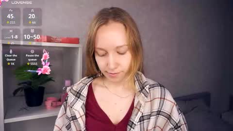 Snapshot of mckenziedyen chatting on 11-07-25, 06:35 Mary online show from 11-07-25, 06:35