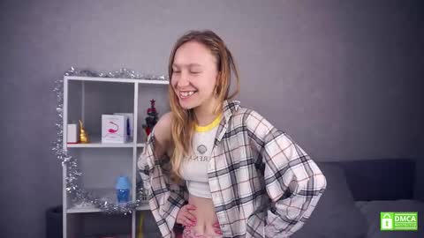 Snapshot of mckenziedyen chatting on 12-17-25, 07:03 Mary online show from 12-17-25, 07:03