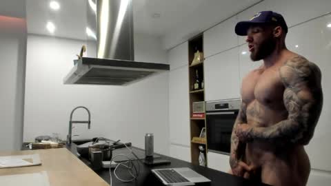 Snapshot of mealphamale chatting on 05-18-26, 01:17 Alpha Male online show from 05-18-26, 01:17