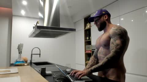 Snapshot of mealphamale chatting on 06-09-26, 05:24 Alpha Male online show from 06-09-26, 05:24