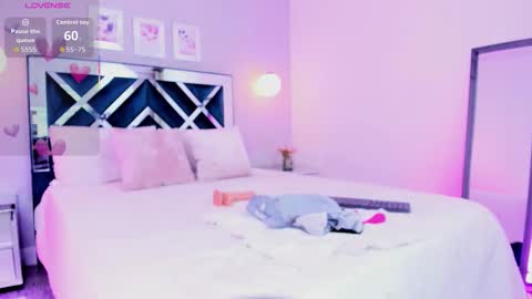 Snapshot of meelody7 chatting on 10-22-25, 11:43 Melody online show from 10-22-25, 11:43