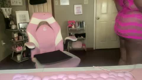 Snapshot of meetsouthernpeach chatting on 09-15-25, 03:23 Southern Peach online show from 09-15-25, 03:23