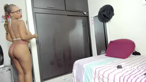 Snapshot of meganhotxx2 chatting on 10-22-25, 04:13 megan online show from 10-22-25, 04:13