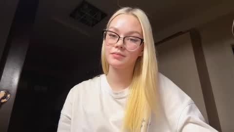 Mia online show from 02-16-26, 07:43