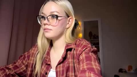 Mia online show from 03-11-26, 03:18