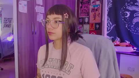 Snapshot of mel_dahlia chatting on 11-24-25, 02:06 Melissa - - Please help me to reach 100 thumbs up online show from 11-24-25, 02:06