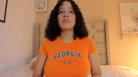 Snapshot of melania_xtreme chatting on 12-15-25, 02:38 melania_xtreme online show from 12-15-25, 02:38