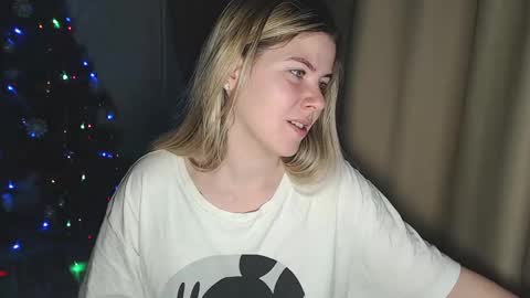 Snapshot of melissa__ray chatting on 12-17-24, 06:31 Melissa  Ray online show from 12-17-24, 06:31