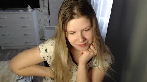 Snapshot of melissa__ray chatting on 02-19-25, 10:45 Melissa  Ray online show from 02-19-25, 10:45