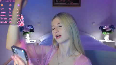 Snapshot of mellina_tey chatting on 03-04-26, 08:37 Mellina online show from 03-04-26, 08:37